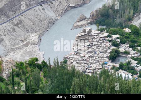 Un colpo ad angolo alto del forte di Altit nella valle di Hunza, Karimabad, autostrada di Karakoram, Pakistan Foto Stock
