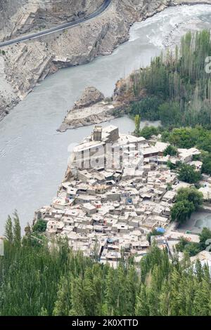 Un colpo ad angolo alto del forte di Altit nella valle di Hunza, Karimabad, autostrada di Karakoram, Pakistan Foto Stock