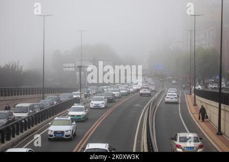 Jilin, Jilin, Cina. 14th Set, 2022. Il 14 settembre 2022, Jilin, nebbia pesante. La nebbia si stava vaporizzando lungo il fiume Songhua. In alcune sezioni, la visibilità era inferiore a 100 metri. (Credit Image: © SIPA Asia via ZUMA Press Wire) Credit: ZUMA Press, Inc./Alamy Live News Foto Stock