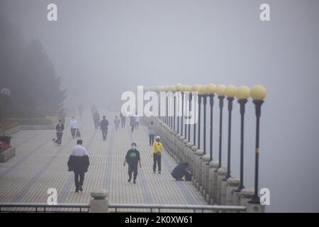 Jilin, Jilin, Cina. 14th Set, 2022. Il 14 settembre 2022, Jilin, nebbia pesante. La nebbia si stava vaporizzando lungo il fiume Songhua. In alcune sezioni, la visibilità era inferiore a 100 metri. (Credit Image: © SIPA Asia via ZUMA Press Wire) Credit: ZUMA Press, Inc./Alamy Live News Foto Stock