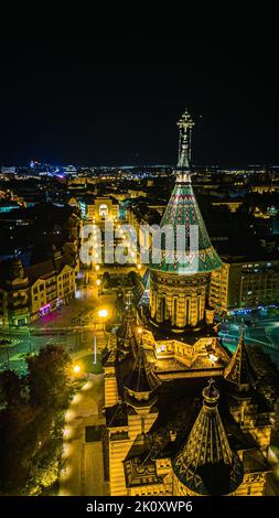 Una bella foto della Cattedrale Metropolitana Ortodossa di Timisoara di notte Foto Stock