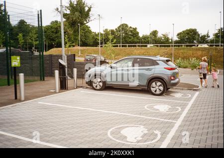 Stazione di ricarica per auto elettriche, Alton, Hampshire, Inghilterra, Regno Unito. Foto Stock