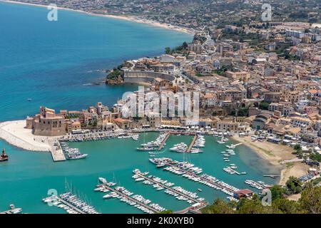 San Vito lo Capo, Sicilia - 8 luglio 2020: Veduta di Castellammare del Golfo dal sentiero costiero del Parco Naturale dello Zingaro, Sicilia, Italia Foto Stock