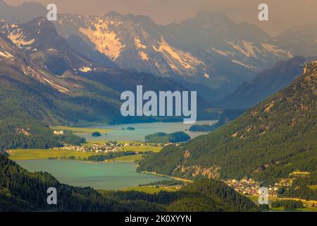 Laghi di Celerina e Engadina, St Moritz, Silvaplana e Maloja da Muottas Muragl Foto Stock