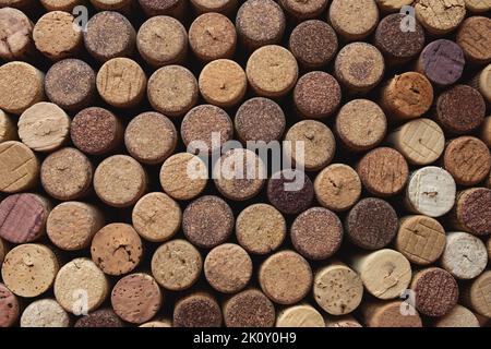 Vino di fondo tappi, sparato dall'alto. Foto Stock