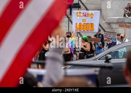 Washington, DC, Stati Uniti. 26th luglio, 2022. I manifestanti anti anti-Trump si radunano dall'altra parte della strada mentre parla a una conferenza americana First al Marriott Marquis di Washington. Manifestanti anti anti-Trump e sostenitori di Pro-Trump hanno dimostrato di fronte al Marriott Marquis a Washington con bandiere, cartelli e striscioni americani, la maggior parte erano membri del movimento per la Restaurazione del 1776, un gruppo Trump del convoglio popolare. Questa è la prima apparizione pubblica di Trump a Washington dall'inaugurazione di Biden. (Credit Image: © Allison Bailey/SOPA Images via ZUMA Press Wire) Foto Stock