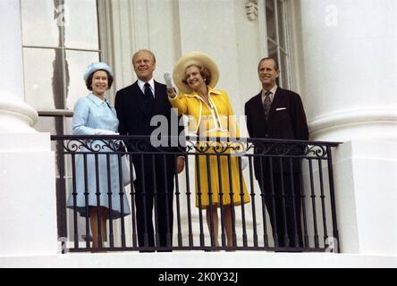 Il presidente Gerald Ford e Betty Ford con la regina Elisabetta II e il principe Filippo sul balcone Truman luglio 7 1976. Foto Stock