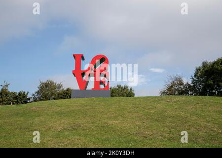 L'iconica scultura D'AMORE di Robert Indiana (Red Blue Green) accoglie i visitatori dello Yorkshire Sculpture Park utilizzando una 'o' inclinata in forma quadrata. Foto Stock