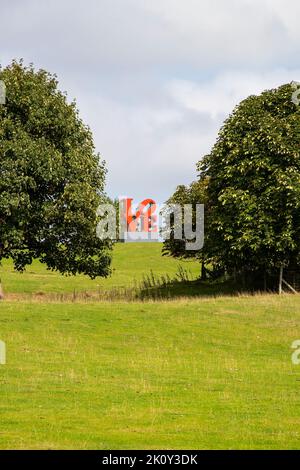 L'iconica scultura D'AMORE di Robert Indiana (Red Blue Green) accoglie i visitatori dello Yorkshire Sculpture Park utilizzando una 'o' inclinata in forma quadrata. Foto Stock