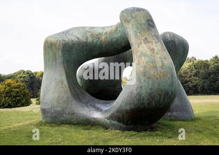 Le grandi due forme di Henry Moore sono una colossale scultura in bronzo che cambia se vista da diverse angolazioni nello Yorkshire Sculpture Park, Wakefield. Foto Stock