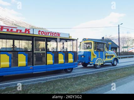 Un autobus/treno turistico nella città norvegese del fiordo di Olden. Il credito fotografico dovrebbe essere: Katie Collins/EMPICS/Alamy Foto Stock