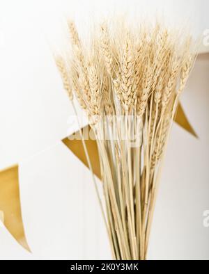 Composizione con bouquet di spikelets d'orzo secco. Arredamento elegante. Buntings d'oro, festa del raccolto autunnale. Foto Stock