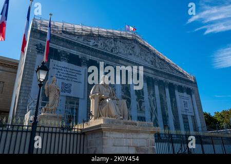 Vista esterna della facciata principale dell'Assemblea nazionale francese con rete che copre l'impalcatura del colonnato e i lavori di restauro del frontone Foto Stock