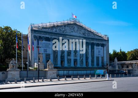 Vista esterna della facciata principale dell'Assemblea nazionale francese con rete che copre l'impalcatura del colonnato e i lavori di restauro del frontone Foto Stock