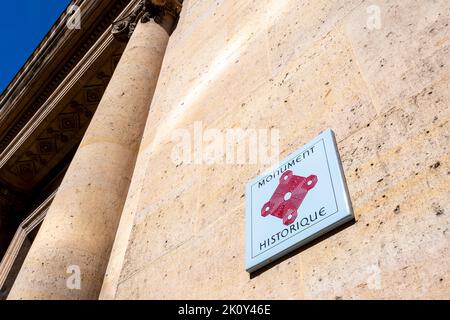Targhetta informativa con logo apposto su un monumento francese protetto come monumento storico per il suo interesse storico, artistico o architettonico Foto Stock