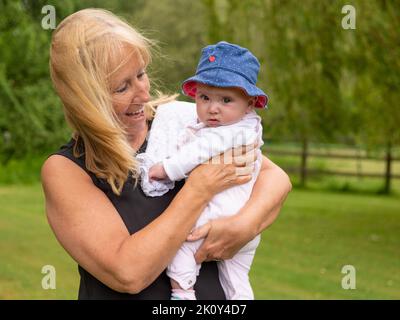 Nonno con nipotino. Nonna e nipote. Felice, all'aperto. Foto Stock
