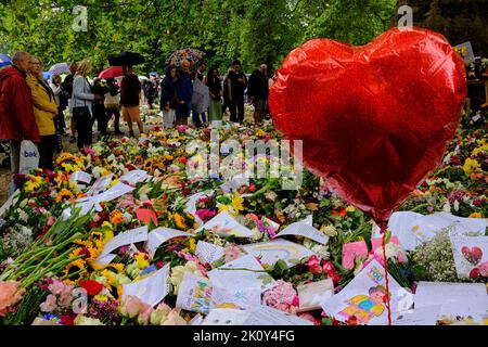 Tributi floreali al festone della Regina, il parco verde di Londra Foto Stock