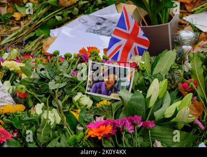 Tributi floreali al festone della Regina, il parco verde di Londra Foto Stock