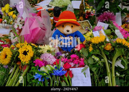 Tributi floreali al festone della Regina, il parco verde di Londra Foto Stock