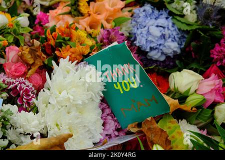 Grazie card come parte di un tributo floreale al festone della Regina, il parco verde di Londra Foto Stock