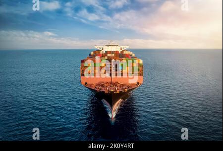 Vista frontale aerea di una grande nave da carico con container caricato Foto Stock