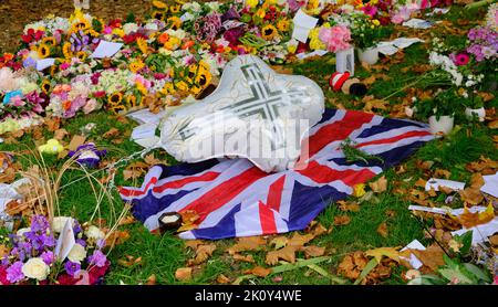 Tributi floreali al festone della Regina, il parco verde di Londra Foto Stock