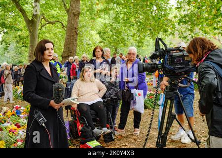 I notiziari televisivi si riuniscono nel Green Park di Londra mentre il pubblico porta migliaia di fiori in omaggio alla regina Foto Stock