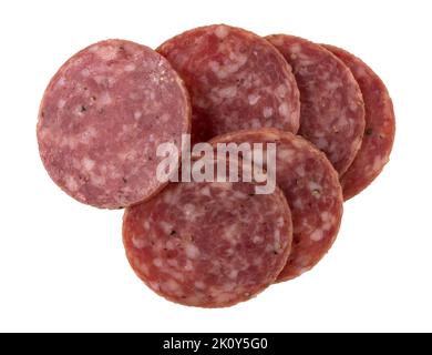 Vista dall'alto di diverse fette di salame secco isolate su uno sfondo bianco. Foto Stock