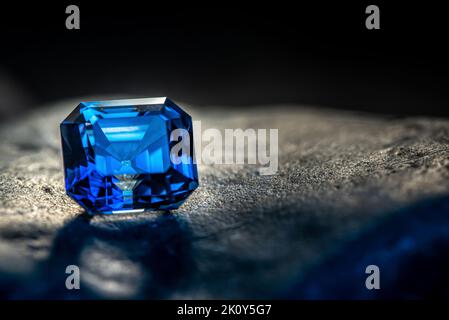 Pietra preziosa di zaffiro blu su sfondo scuro Foto Stock