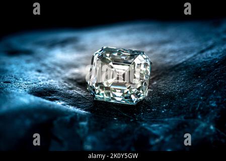 Asscher taglio diamante su pietra naturale blu scuro Foto Stock