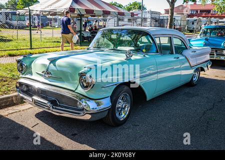 Falcon Heights, Minnesota - 18 giugno 2022: Vista dall'alto dell'angolo anteriore di una berlina Oldsmobile Super 88 Holiday del 1957 in occasione di una fiera automobilistica locale. Foto Stock