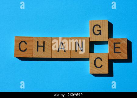 Chance, Change, gioco di parole con lettere C e G intercambiabili, lettere dell'alfabeto di legno isolate su sfondo blu Foto Stock