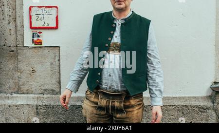 Monaco, Germania - 2021 ottobre: Persona vestita in costume tradizionale bavarese. Oktoberfest. Foto Stock