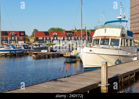 Case colorate in legno a Reitdiephafen a Groningen, nei Paesi Bassi Foto Stock