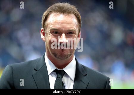 Russell Watson prima del PNE Tribute alla Queen Elizabeth II alla partita di campionato Sky Bet al Deepdale Stadium, Preston. Data immagine: Martedì 13 settembre 2022. Foto Stock