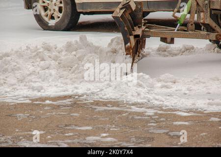 Rimozione della neve dalle strade con l'aiuto di attrezzature speciali in inverno. Foto Stock