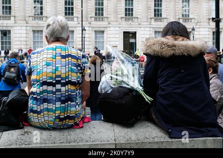 Westminster, Londra, Regno Unito. 14th settembre 2022. Lutto per la morte della Regina Elisabetta II di 96 anni. Le folle riempiono Whitehall in attesa della processione. Credit: Matthew Chattle/Alamy Live News Foto Stock