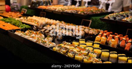 Sushi nigiri assortiti e maki set. Una varietà di sushi giapponesi con tonno, granchio, salmone e panini. Cucina giapponese. Foto Stock