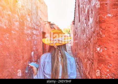 Giovani turisti in visita al Monastero di Santa Catalina, Convento de Santa Catalina, Arequipa, Perù. Sud America Foto Stock