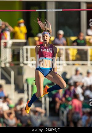 Sandi Morris degli Stati Uniti gareggiando nella finale femminile della pole vault ai Campionati mondiali di atletica, Hayward Field, Eugene, Oregon USA per il 17th Foto Stock