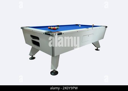 tavolo da biliardo isolato su sfondo bianco clipping path includono. tavolo snooker con cue e palle. Foto Stock