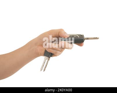 La mano maschile tiene una chiave nera per auto isolata su sfondo bianco con tracciato di ritaglio. Foto Stock