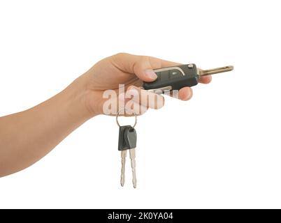 La mano maschile tiene una chiave nera per auto isolata su sfondo bianco con tracciato di ritaglio. Foto Stock