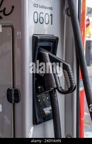 Amburgo, Germania - 09 02 2022: Primo piano del cavo di ricarica di una stazione di ricarica per auto elettriche Foto Stock