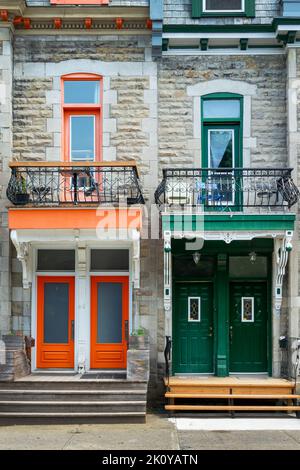 Porte colorate casa in le plateau Mont Royal Borough a Montreal, Quebec Foto Stock