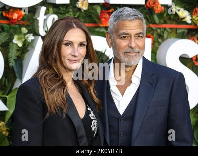 Julia Roberts e George Clooney hanno partecipato alla prima mondiale del Ticket to Paradise a Odeon Luxe Leicester Square a Londra Foto Stock