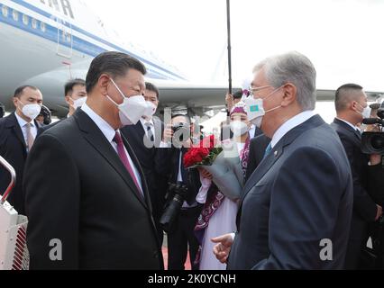 Nur Sultan, Kazakistan. 14th Set, 2022. Il presidente cinese Xi Jinping arriva all'aeroporto internazionale Nursultan Nazarbayev per una visita di stato in Kazakistan, 14 settembre 2022. XI è stato accolto calorosamente dal presidente kazako Kassym-Jomart Tokayev e da un gruppo di alti funzionari tra cui il vice primo ministro kazako e il ministro degli Affari esteri Mukhtar Tileuberdi e il sindaco di Nur-Sultan Altai Kulginov. (Xinhua/Yao Dawei) Credit: Xinhua/Alamy Live News Foto Stock