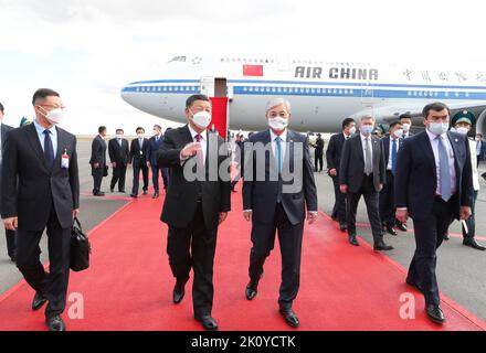 Nur Sultan, Kazakistan. 14th Set, 2022. Il presidente cinese Xi Jinping arriva all'aeroporto internazionale Nursultan Nazarbayev per una visita di stato in Kazakistan, 14 settembre 2022. XI è stato accolto calorosamente dal presidente kazako Kassym-Jomart Tokayev e da un gruppo di alti funzionari tra cui il vice primo ministro kazako e il ministro degli Affari esteri Mukhtar Tileuberdi e il sindaco di Nur-Sultan Altai Kulginov. (Xinhua/Yao Dawei) Credit: Xinhua/Alamy Live News Foto Stock