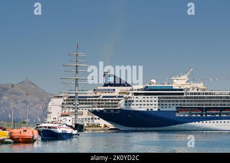 Corfù, Grecia - 2022 giugno: Le navi da crociera Marella e Norwegian Cruise Line attraccano nel porto di Corfù con altre imbarcazioni Foto Stock