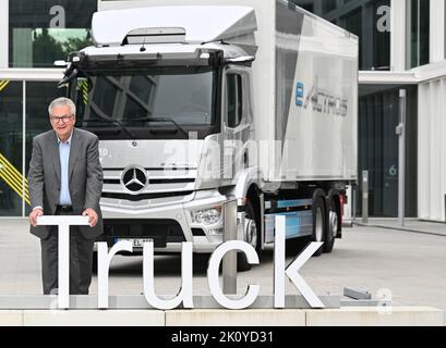 13 settembre 2022, Baden-Wuerttemberg, Leinfelden-Echterdingen: Martin Daum, CEO del costruttore di veicoli commerciali Daimler Truck, si trova di fronte a un camion eActros presso la sede centrale della società vicino Stoccarda. Foto: Bernd Weißbrod/dpa Foto Stock